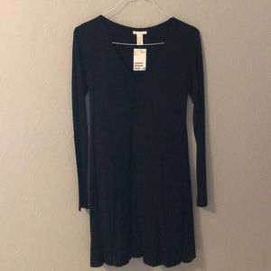 Long-sleeved black v-neck dress